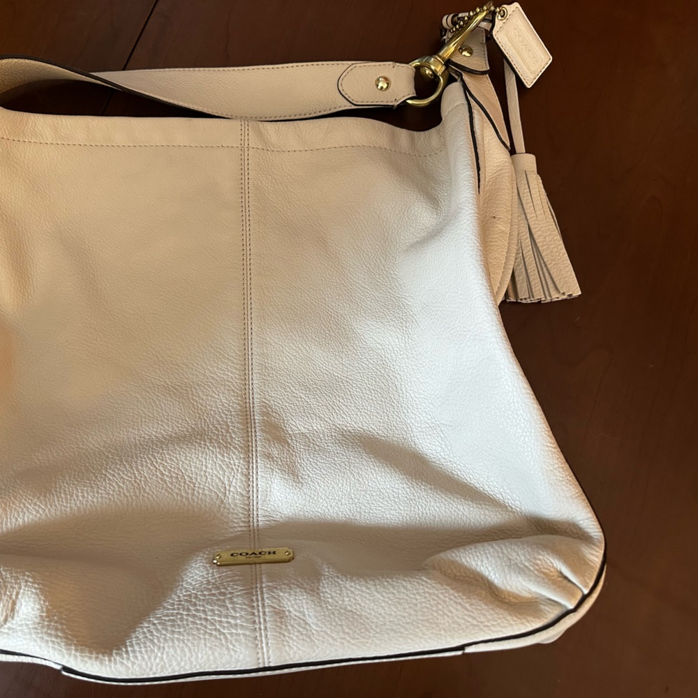 Gorgeous Cream Authentic Coach Leather Bag with Blue Interior - Picture 4 of 13